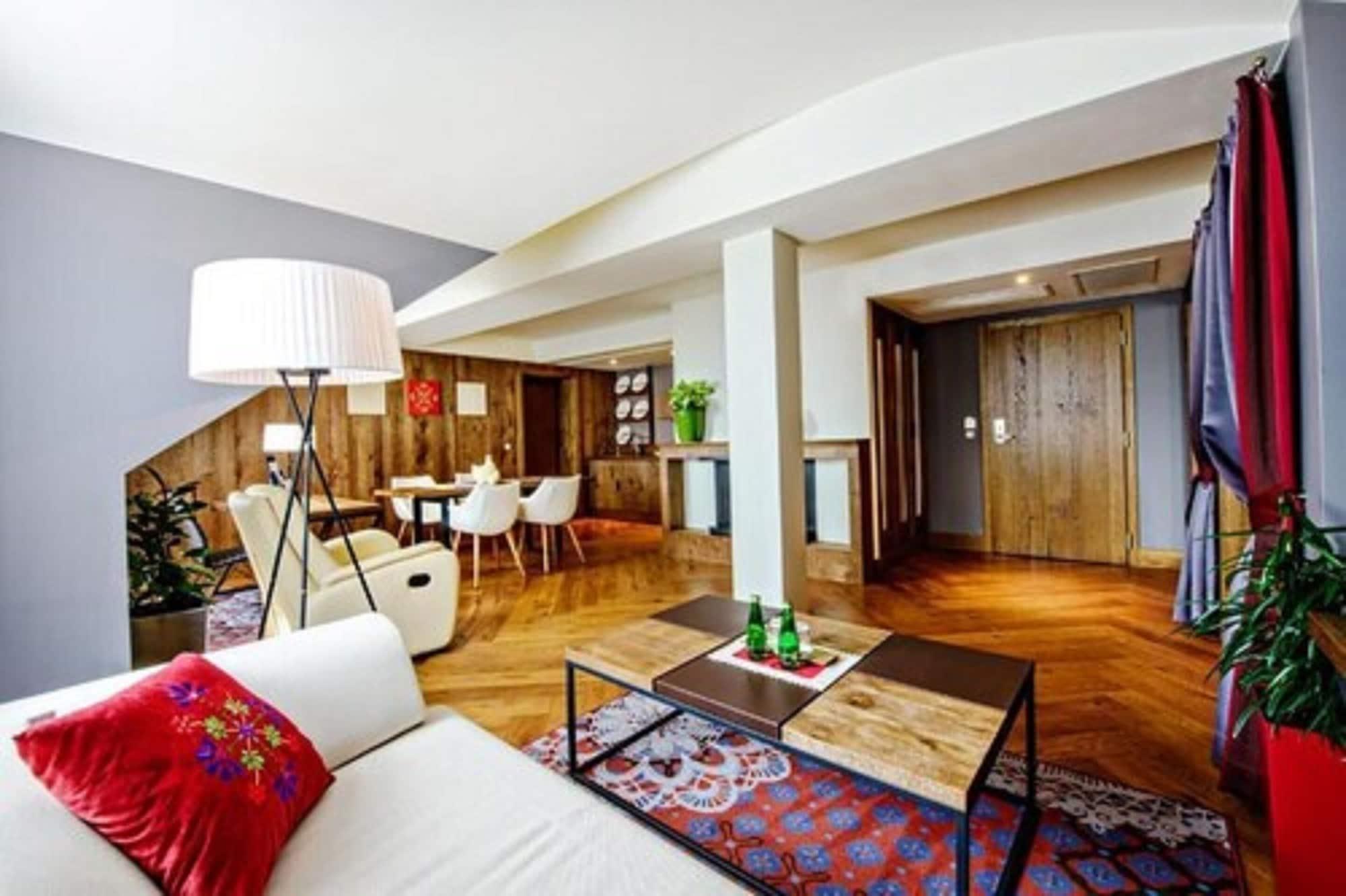 Hotel Bristol Tradition And Luxury Rzeszów Eksteriør billede A suite at the hotel