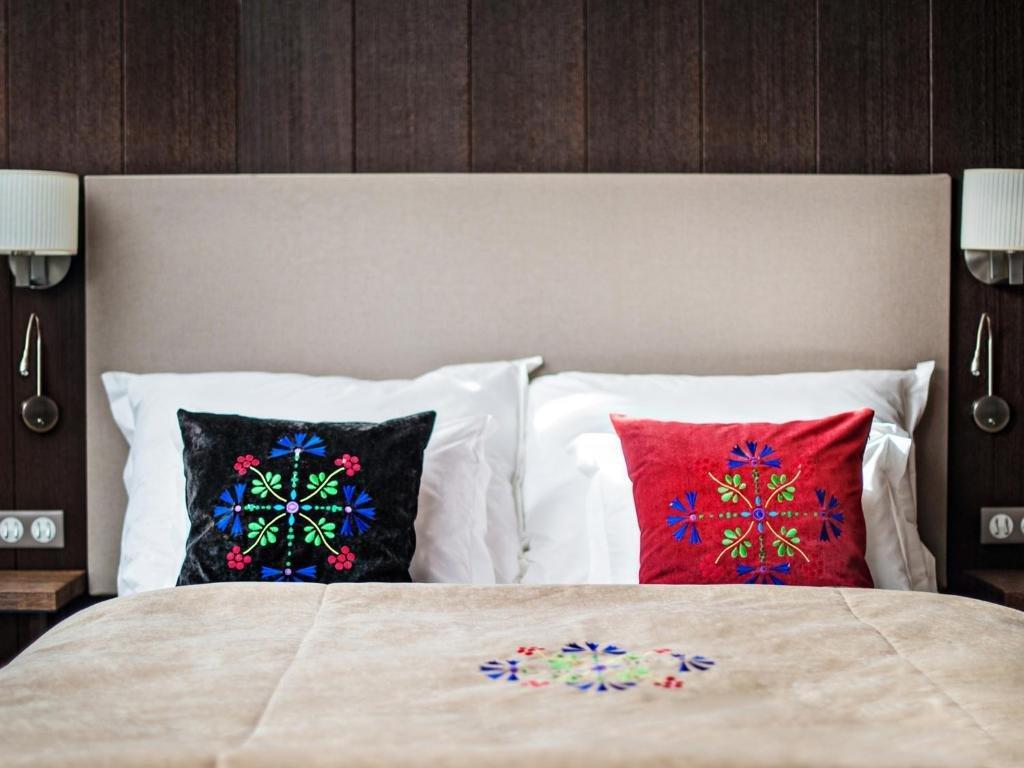 Hotel Bristol Tradition And Luxury Rzeszów Eksteriør billede A bed with cushions