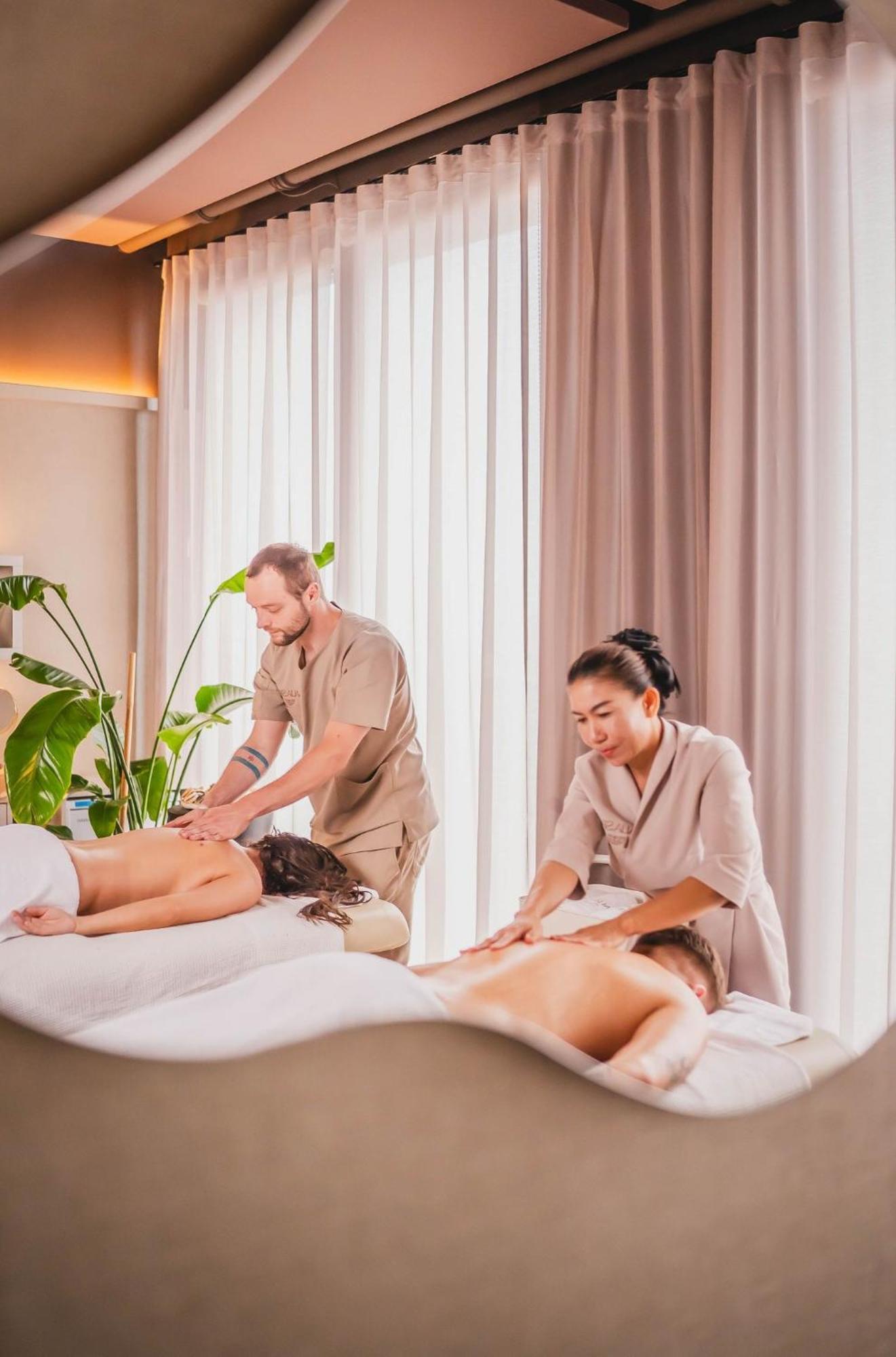 Hotel Bristol Tradition And Luxury Rzeszów Eksteriør billede Massage therapists working on clients