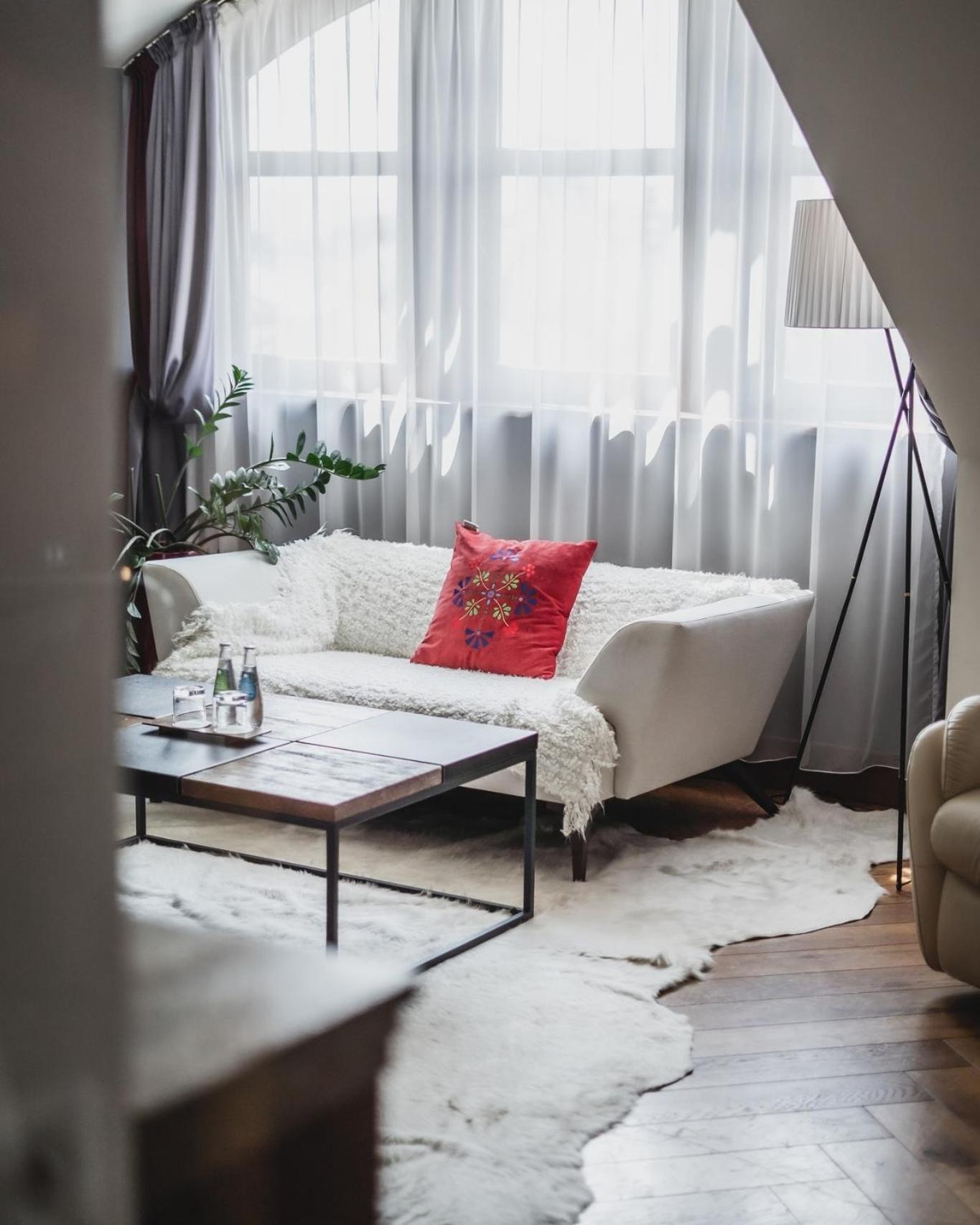 Hotel Bristol Tradition And Luxury Rzeszów Eksteriør billede A living room with a sofa